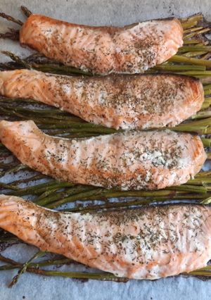 Una foto de Salmón al horno con espárragos verdes y calabacín