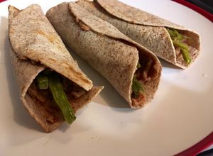 Una foto de Burritos con nopales
