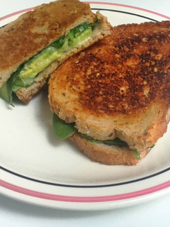 Una foto de Sándwich de espinacas, queso y aguacate 🌿