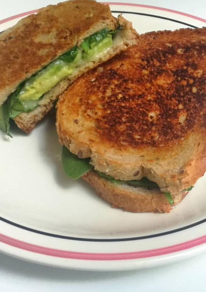 Una foto de Sándwich de espinacas, queso y aguacate 🌿