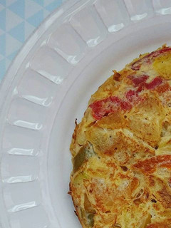 Una foto de Tortilla de hortalizas en pan de hogaza