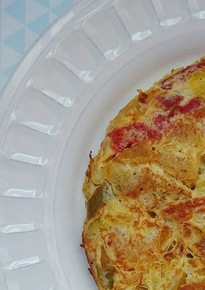 Una foto de Tortilla de hortalizas en pan de hogaza