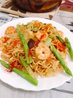 蘆筍蝦仁炒泡麵 的食譜成品照片