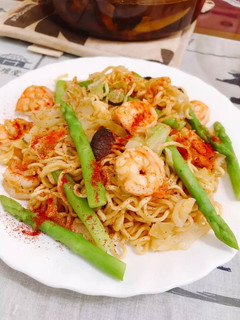 蘆筍蝦仁炒泡麵 的食譜成品照片