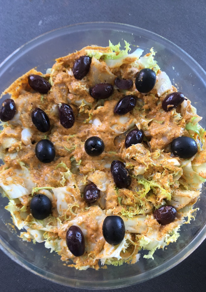 Una foto de Escarola con romesco y bacalao