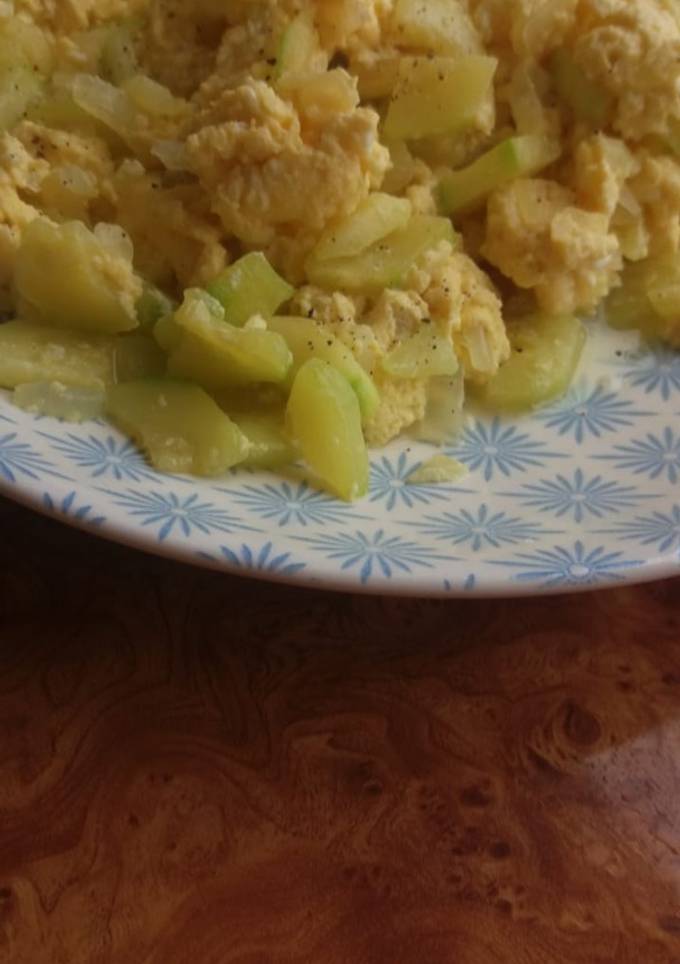 Омлет с цуккини и луком