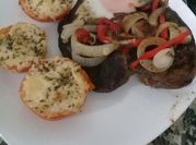Una foto de bifes de hígado