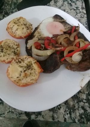 Una foto de Hígado con tomates saborizados