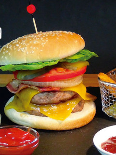 Una foto de Súper hamburguesa casera y patatas gajo