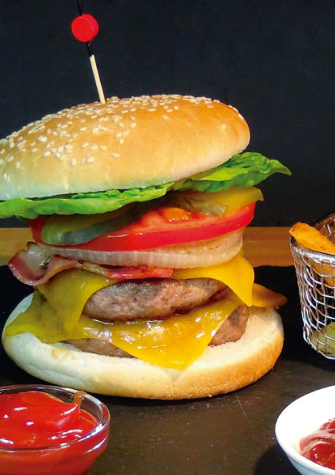 Una foto de Súper hamburguesa casera y patatas gajo