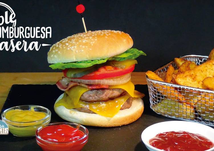 Súper hamburguesa casera y patatas gajo