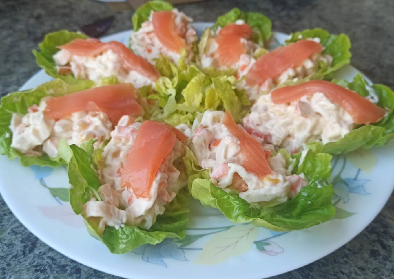 Barquitas de lechuga rellenas de surimi, gambas y maíz dulce