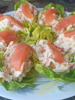 Una foto de Barquitas de lechuga rellenas de surimi, gambas y maíz dulce
