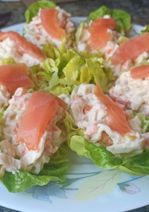 Una foto de Barquitas de lechuga rellenas de surimi, gambas y maíz dulce
