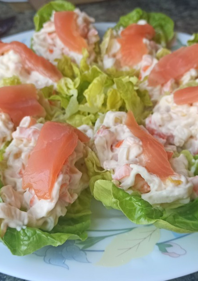 Una foto de Barquitas de lechuga rellenas de surimi, gambas y maíz dulce