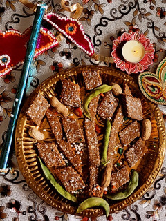 तीळ शेंगदाणा चिक्की (til shengdana chikki recipe in marathi) रेसिपी चे मुख्य फोटो