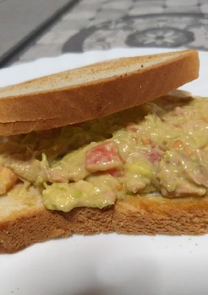 Una foto de Sándwich express de atún y aguacate