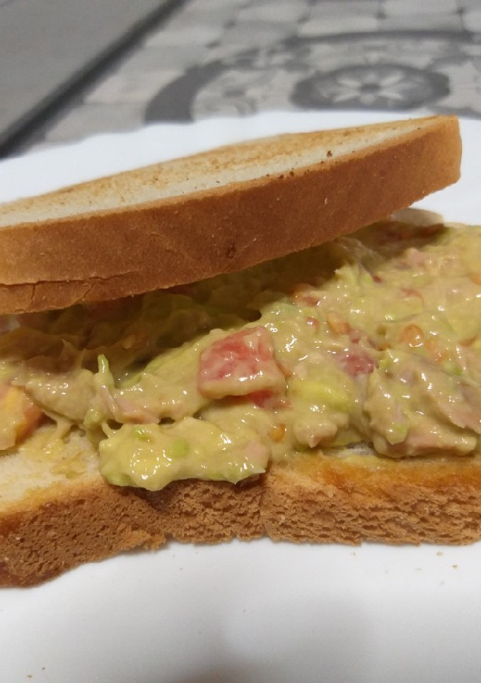 Una foto de Sándwich express de atún y aguacate
