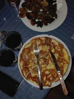 Una foto de Secretos del bosque (champiñones empanados) y tortilla de patata