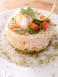 Una foto de Dip frío de salmón ahumado y colas de gambón