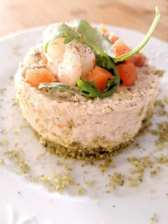 Una foto de Dip frío de salmón ahumado y colas de gambón