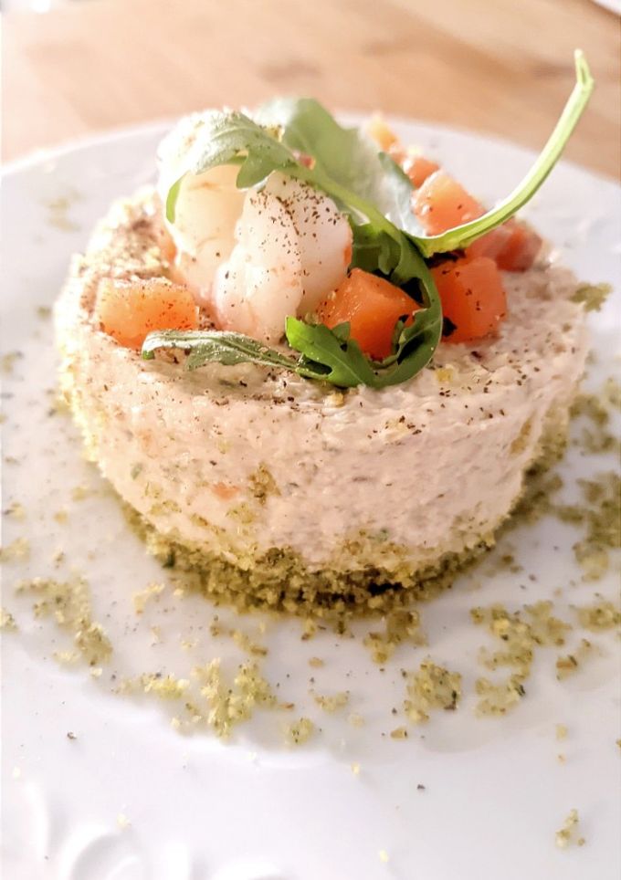 Una foto de Dip frío de salmón ahumado y colas de gambón