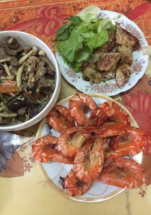 Hình của món Tôm, thịt bò xào nấm, bánh đa nem 🤤🤤.
