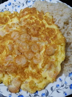 Una foto de Arroz integral con tortillita de gambas!😋🍽