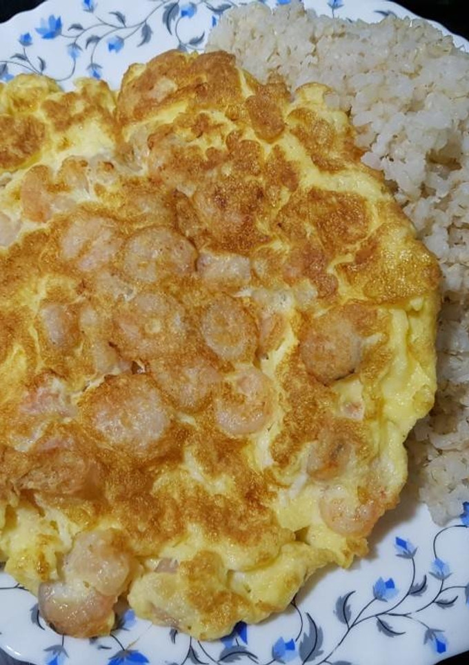 Una foto de Arroz integral con tortillita de gambas!😋🍽