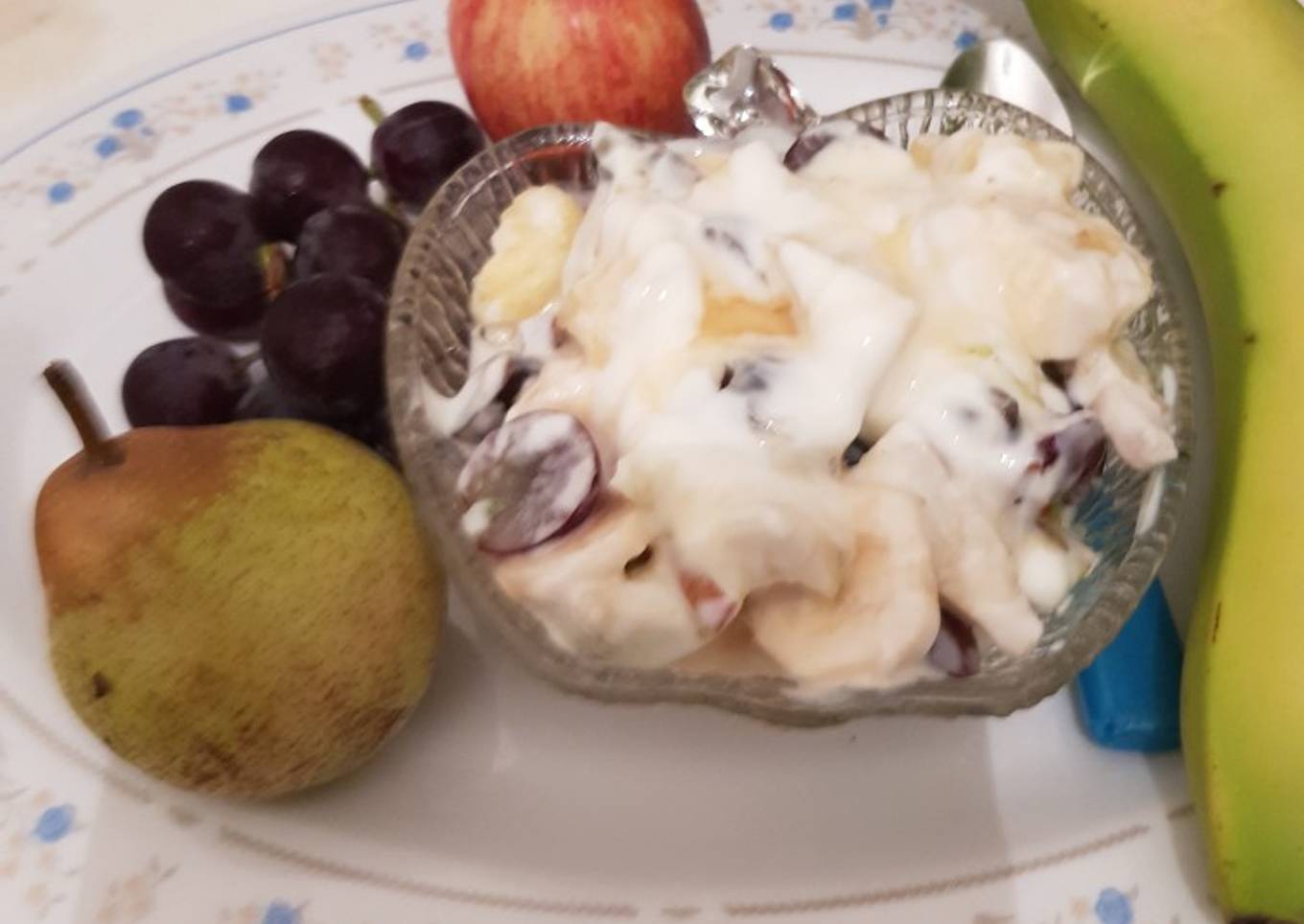Mixed fruit with yoghurt