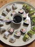 Uramaki de pollo teriyaki y maki de surimi sushi