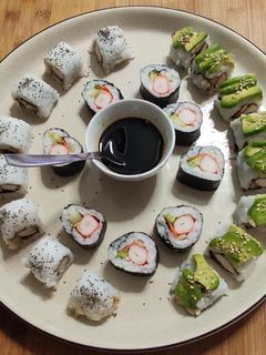 Una foto de Uramaki de pollo teriyaki y maki de surimi sushi