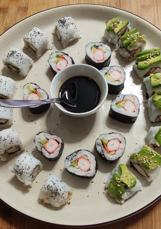 Una foto de Uramaki de pollo teriyaki y maki de surimi sushi