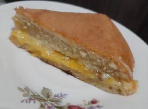 Una foto de Torta casera con relleno de mermelada de mango y crema de limón
