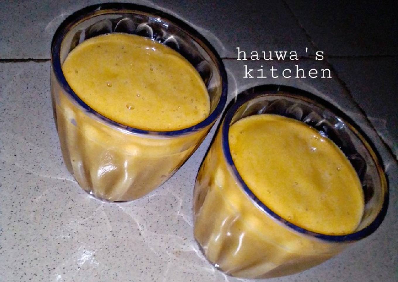 Mango banana smoothie