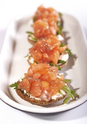 Una foto de Tentación de salmón, mermelada de tomate y mozzarella en Canapé