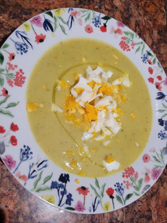 Una foto de Puré de calabacín con huevo duro.🍲
