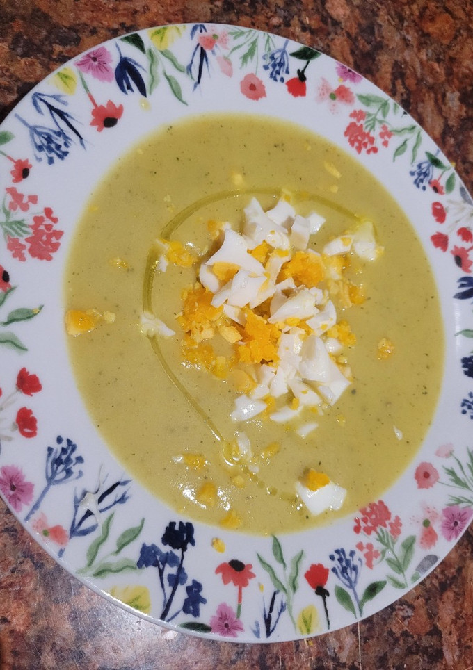 Una foto de Puré de calabacín con huevo duro.🍲