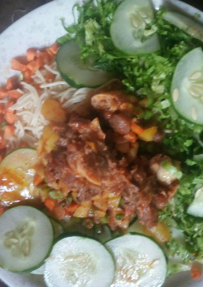 A picture of Spaghetti with potatoes salad.