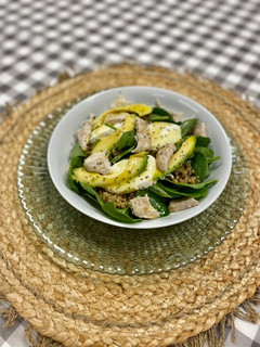 Una foto de Ensalada de quinoa, mozzarella y pollo con aliño de miel y mostaza