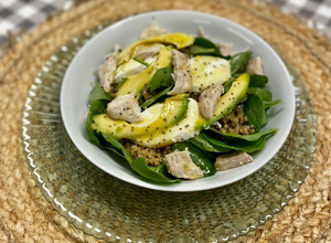 Foto principal de Ensalada de quinoa, mozzarella y pollo con aliño de miel y mostaza