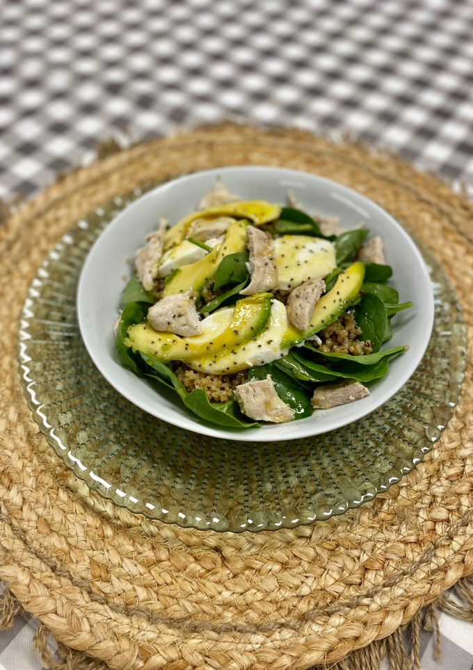 Una foto de Ensalada de quinoa, mozzarella y pollo con aliño de miel y mostaza