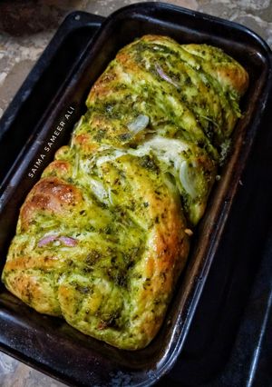 A picture of Pesto bread(basil flavour).