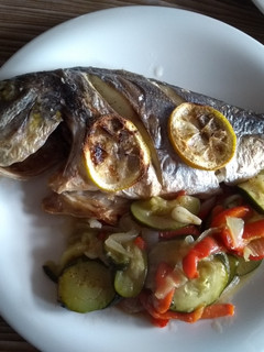 Una foto de Dorada al horno con verduras