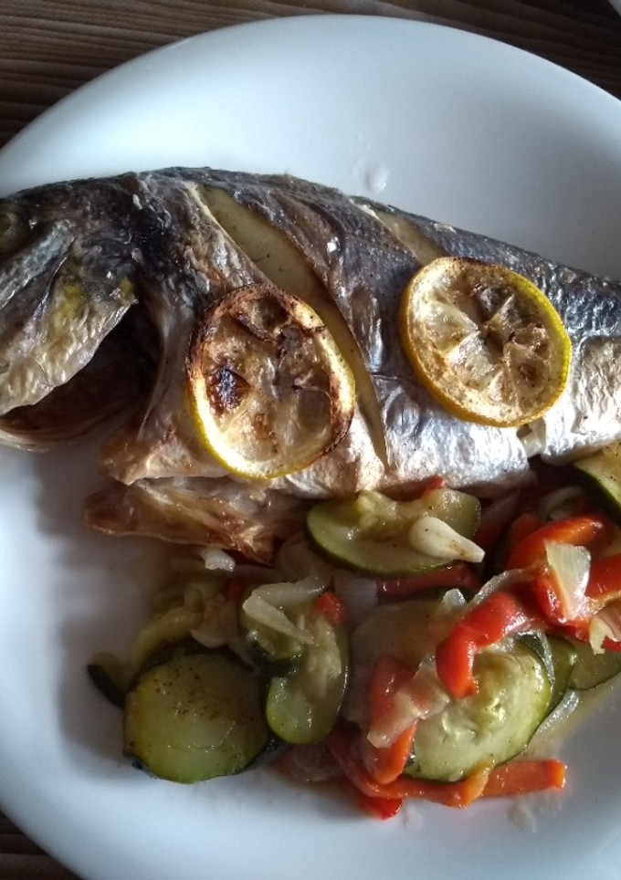 Una foto de Dorada al horno con verduras