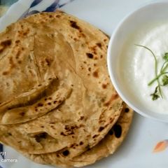 A picture of Dry Kasuri Meethi Laccha Parathas.