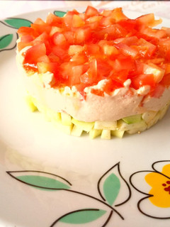 Una foto de Timbal de calabacín con crema de atún