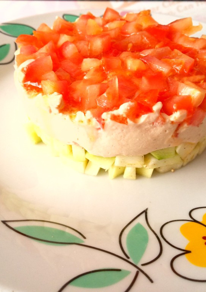 Una foto de Timbal de calabacín con crema de atún