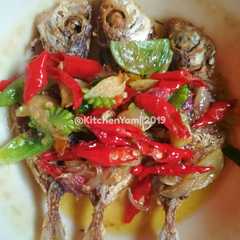 A picture of Selar Siram tumis bawang.