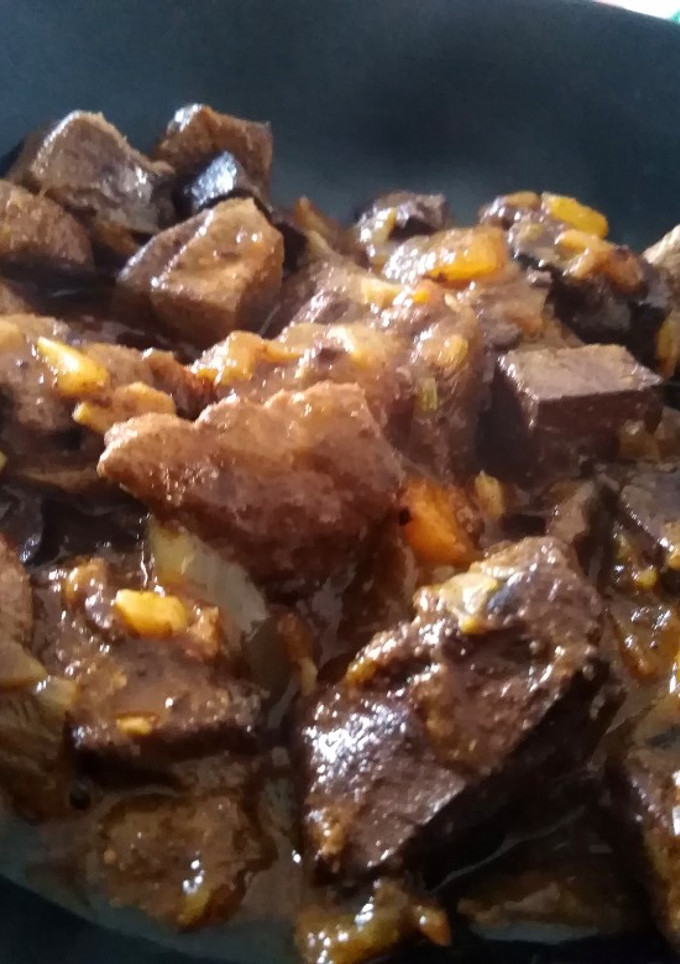 Una foto de Hígado y sangre encebollados